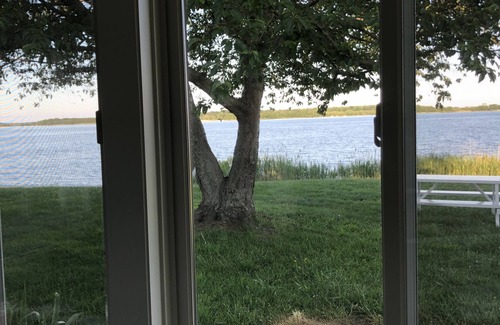 Abell Cottage | WATERFRONT GETAWAY- Charming Waterfront Cottage on St Clements Bay