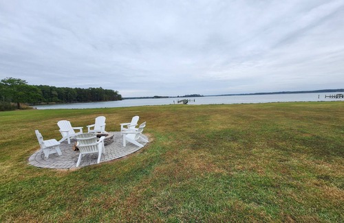 Cambridge Apartment | Waterfront Getaway for Two