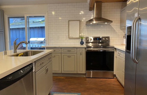 Allyn House | WATERFRONT GETAWAY - Hot Tub - Walk to Restaurants, Coffee Shops & More!