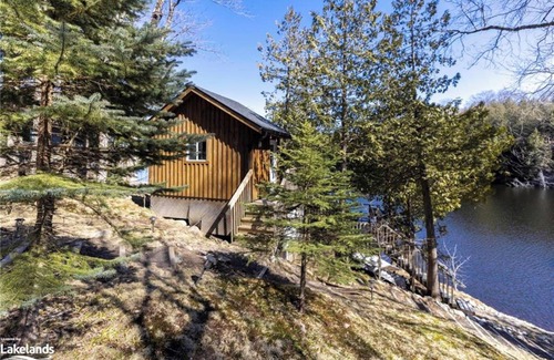 McKellar Cottage | Waterfront getaway on Lake Manitouwabing. Hot tub, bunkie, canoes and kayaks!