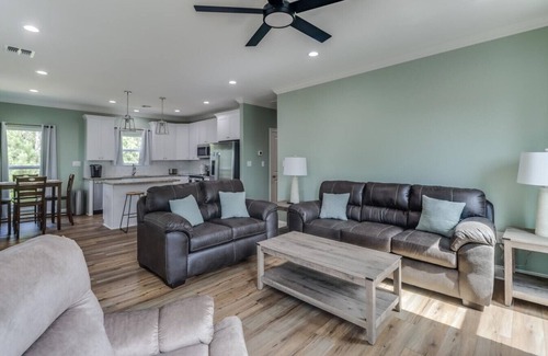 Shoreline Park House | Waterfront getaway with your own private boat ramp!