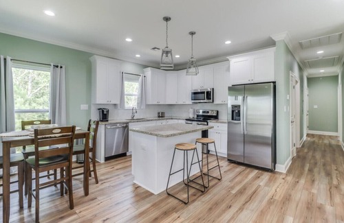 Shoreline Park House | Waterfront getaway with your own private boat ramp!
