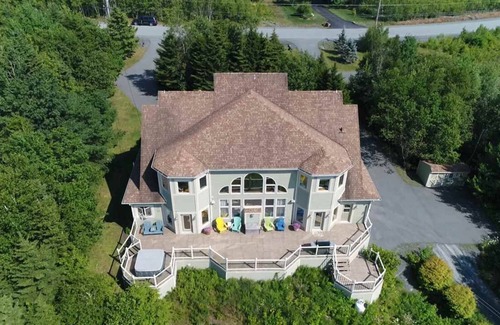 Lucasville House | Waterfront Guest Suite in Executive House on McCabe Lake