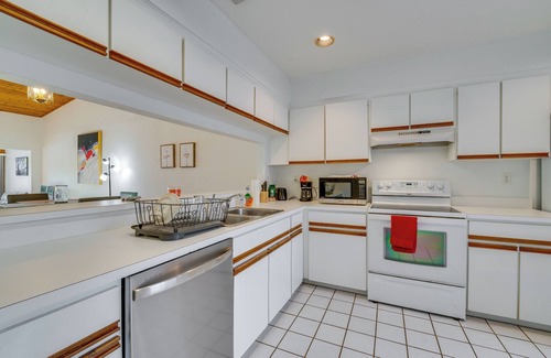 Grenelefe House | Waterfront Haines City Townhome w/Community Pool!