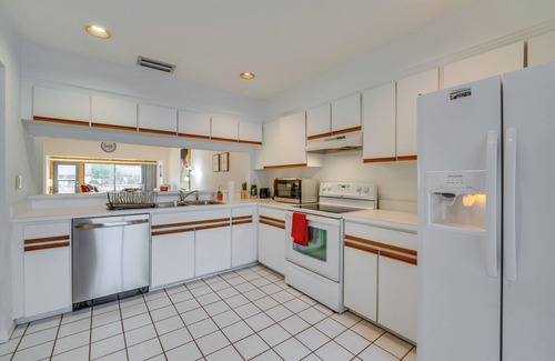 Grenelefe House | Waterfront Haines City Townhome w/Community Pool!