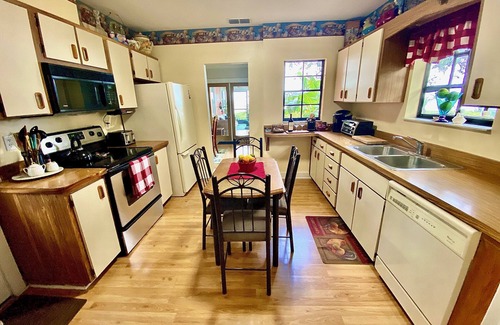 Safety Harbor House | Waterfront harbor cottage, walking distance to downtown, near to beaches & more!