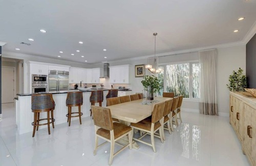 17th Street Causeway House | Waterfront ~ Heated Pool ~ Dock ~ Kayaks ~ Bikes