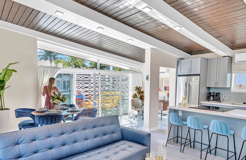 Birch Park Finger Streets Apartment | Waterfront /Heated pool / Lime Key Four