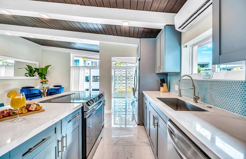 Birch Park Finger Streets Apartment | Waterfront /Heated pool / Lime Key Four