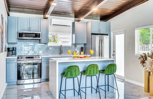 Birch Park Finger Streets Apartment | Waterfront /Heated pool /Lime Key Three