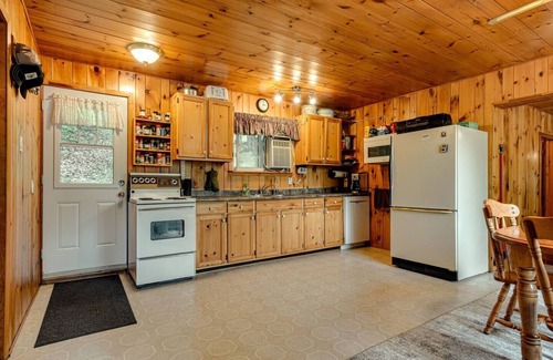 North Frontenac Cabin | Waterfront, High-speed Internet, Near Bon Echo Park!
