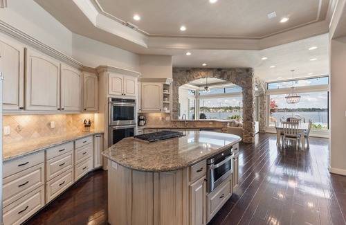 Montgomery House | Waterfront home, 6 bedrooms private pool and dock on Lake Conroe