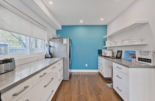 Barrie House | Waterfront home, city/sunset views & steps to beach, Sleeps 12 + new hot tub