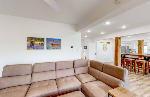 Pointblank House | Waterfront Home, Dog-Friendly, Private Pier, Kayak