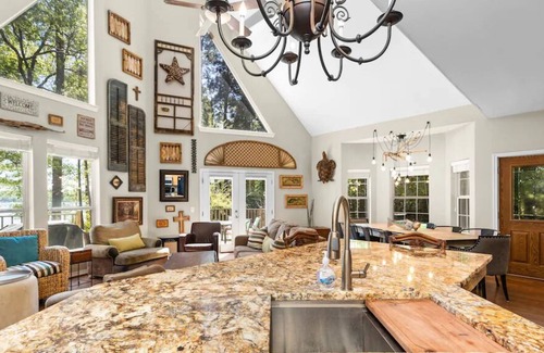 Huntington House | Waterfront home In Sam Rayburn. Sleeps 10.
