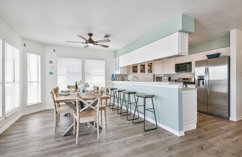 Jamaica Beach House | Waterfront Home! Kids/Pet Friendly! Kayaks/Bikes!