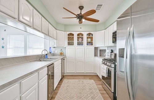 Jamaica Beach House | Waterfront Home! Kids/Pet Friendly! Kayaks/Bikes!