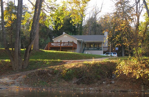 Buchanan House | Waterfront Home On James River- Springwood Va