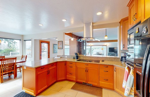 Lopez Island House | Waterfront home on Fisherman Bay with amazing deck, sunset view, & Ping-Pong