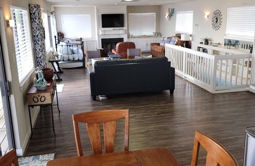 Conroe House | Waterfront Home - Private Fishing Pier BEST VIEWS! - walk to bars & restaurants