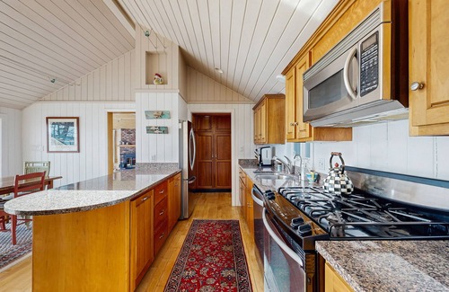 Freeport Cottage | Waterfront home with furnished deck, ocean views, & full kitchen