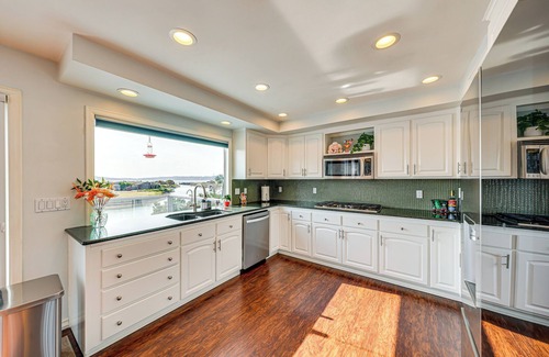 Oak Harbor Cottage | Waterfront Home w/Dock & Hot Tub in Oak Harbor!