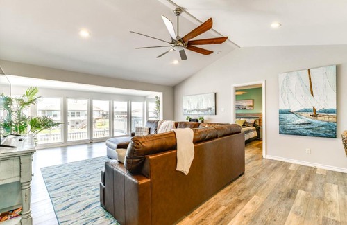 City-by-the Sea House | Waterfront Home with Deck and Pool in City-by-the-Sea
