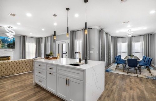 Bacliff House | Waterfront Home w/Views - Hot Tub + Movie Theatre