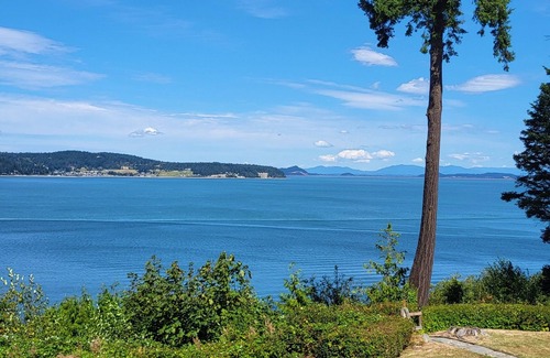 Camano Island House | Waterfront Home with Game Room, Fireplaces, Kayaks, AC and Private Beach Access