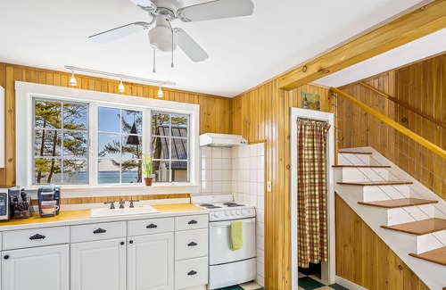 Northport Cottage | Waterfront home with beautiful bay views - dog-friendly, snowbird-friendly