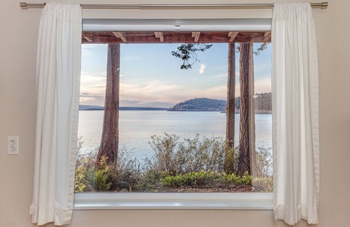 Friday Harbor House | Waterfront! Hot Tub! Dog Friendly! (TSB)