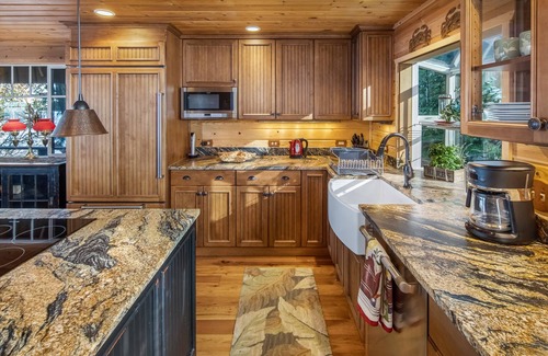 Friday Harbor House | Waterfront! Hot Tub! (EWR)