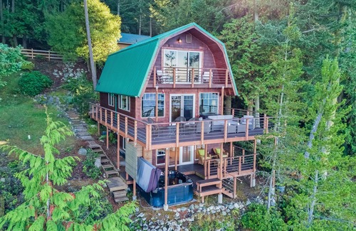 Friday Harbor House | Waterfront! Hot Tub! (EWR)