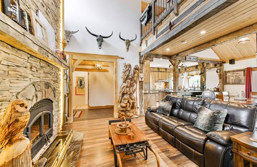 Thomasburg Cottage | ●Waterfront ●Hot-tub ●4-season ●Fishing ●Kayak ●Canoe ●Hiking ●Cross country ski