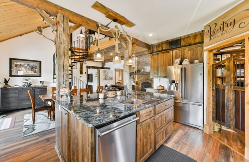 Thomasburg Cottage | ●Waterfront ●Hot-tub ●4-season ●Fishing ●Kayak ●Canoe ●Hiking ●Cross country ski