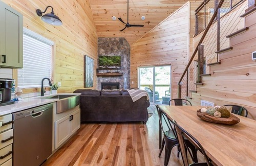 Gatlinburg Cabin | Waterfront/Hot Tub/.7 Miles 2 DwTn Gatlinburg