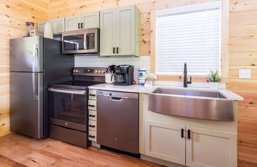 Gatlinburg Cabin | Waterfront/Hot Tub/.7 Miles 2 DwTn Gatlinburg