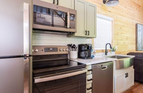 Gatlinburg Cabin | Waterfront/Hot Tub/.7 Miles 2 DwTn Gatlinburg