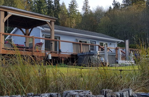 Vaughn Cottage | WATERFRONT ~ HOT TUB ~ ENCHANTING MT.VIEW