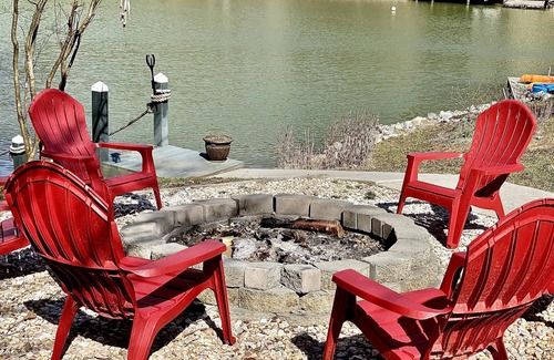 Goodview House | WATERFRONT HOT TUB, FIRE PIT, THEATER/GAMEROOM, WIFI, KAYAKS, MULTI FAMILY