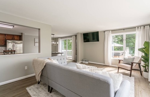 East Irondequoit House | Waterfront Hot Tub On The Bay