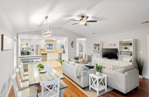 Colington Harbour House | Waterfront! HotTub, Game Room, Kayaks, SUPs, FirePit, YMCA! Theater Room, DogsOK