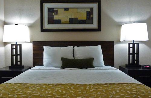 Johnsburg Hotel | Waterfront Hotel and Marina