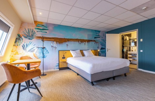 Oud-Loosdrecht House | Waterfront Hotel Featuring Private Marina, Hiking Routes and Elegant Dining