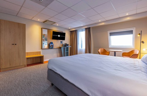 Oud-Loosdrecht House | Waterfront Hotel Featuring Private Marina, Hiking Routes and Elegant Dining