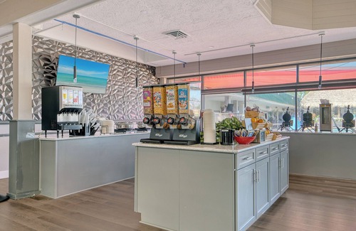 Whitfield Apartment | Waterfront Hotel Room, Huge Pool, Tiki Bar, Close to Beaches & Great Food!