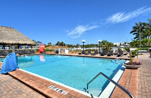 Whitfield Apartment | Waterfront Hotel Room, Huge Pool, Tiki Bar, Close to Beaches & Great Food!