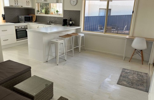 Adelaide House | Waterfront house at Hallet Cove