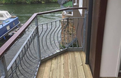 St Neots House | Waterfront House In The Heart Of St Neots