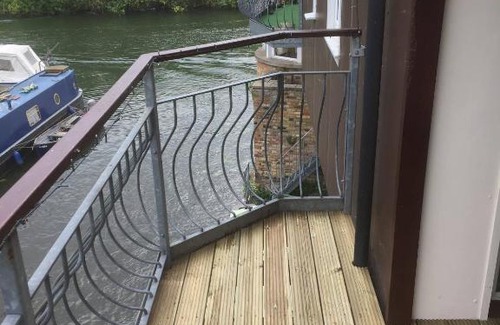 St Neots House | Waterfront House In The Heart Of St Neots